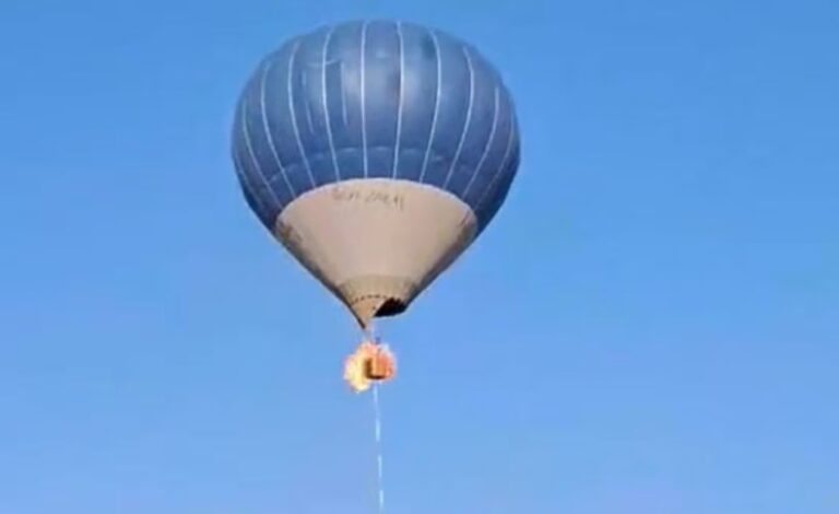 El trágico vuelo de una familia en globo aerostático que se incendia en el aire
