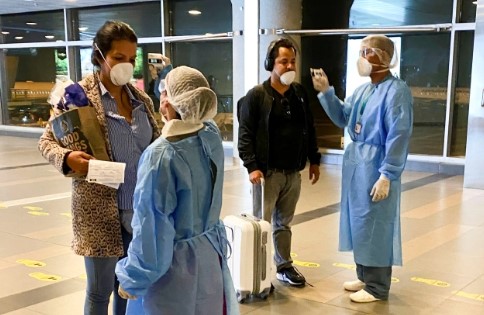 Gobierno colombiano suspende uso obligatorio del tapabocas en aeropuertos y aviones de rutas domésticas