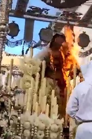 Una virgen ardió en llamas en plena procesión religiosa