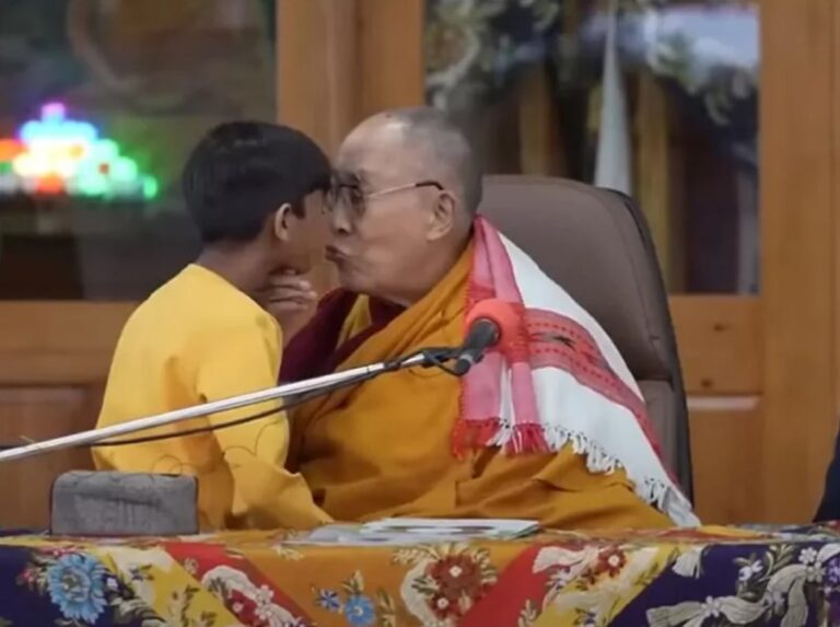 Niño que recibió beso en la boca por el Dalái Lama habló sobre su experiencia con el líder espiritual