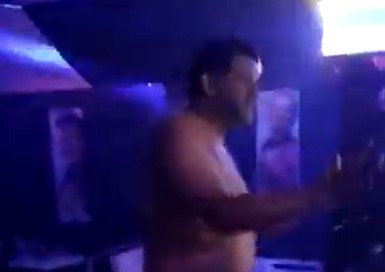 Alcalde pasado de tragos terminó bailando desnudo en una discoteca el domingo de resurrección