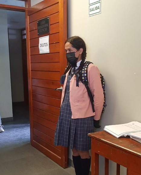 Hombre disfrazado de escolar entró a un colegio y grabó a niñas en el baño de la institución
