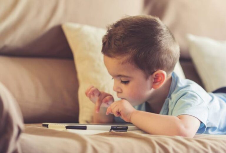 Experta en psicología infantil advierte sobre las consecuencias de la alta exposición de los niños a las pantallas