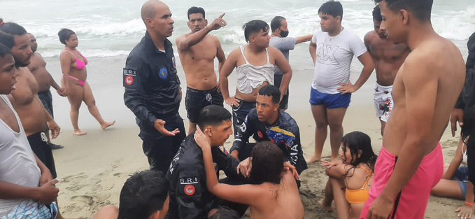 Rescate in extremis de una bañista que se ahogaba en una playa de La Guaira