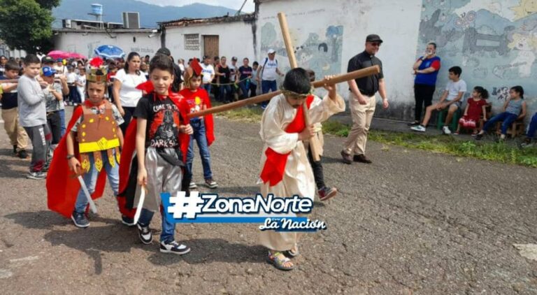 Catequistas de la parroquia San Juan Bautista hicieron el viacrucis infantil en Colón