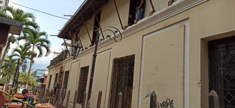 Retiran el balcón deteriorado de la Casa Steinvorth y reparan la pared que se cayó 