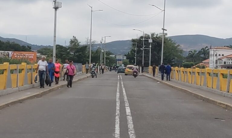 Desolado el puente Simón Bolívar este Viernes Santo