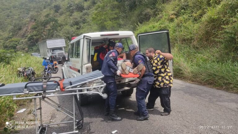 Dos lesionados al perder el control de la moto en la vía nacional San Cristóbal – San Antonio