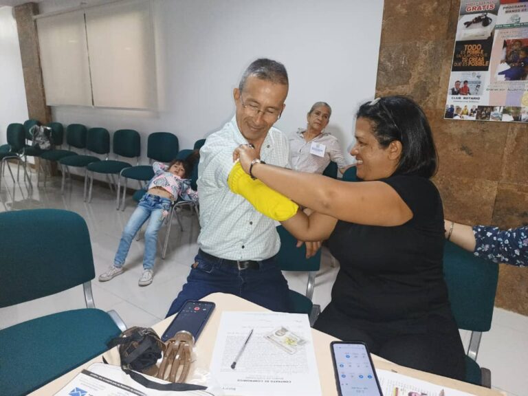 Rotary Valle de Santiago dona prótesis de mano a venezolanos