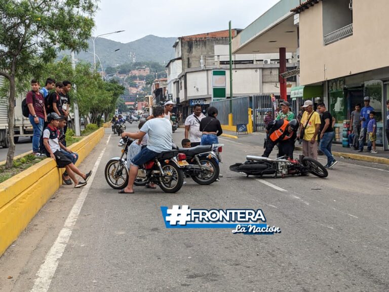 Joven pierde el control de su moto al impactar con la puerta de un carro en San Antonio