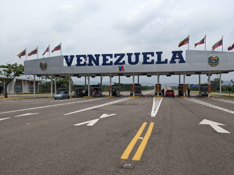 Desolado el puente Atanasio Girardot