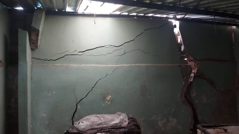 Enormes grietas en casas de Las Dantas amenazan la seguridad de sus residentes