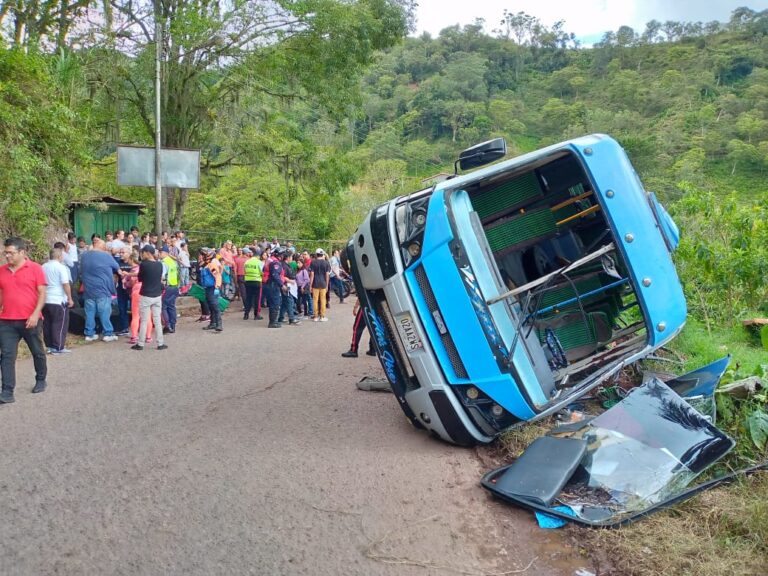 Ocho lesionados dejó vuelco de unidad de transporte público en el municipio Andrés Bello
