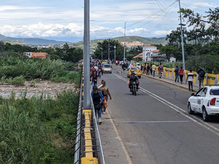 Nutrido el tránsito por el puente Simón Bolívar
