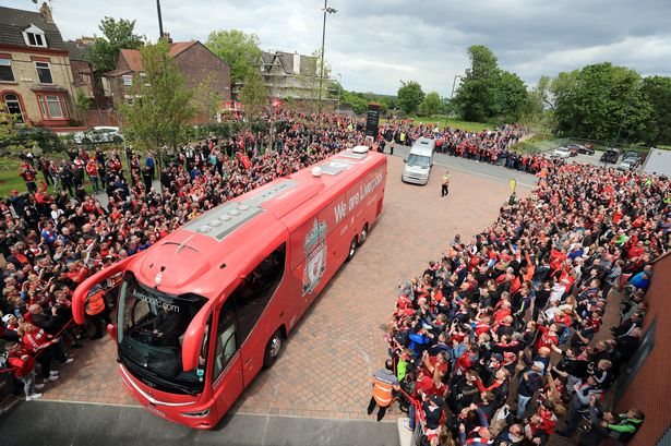 Autobús de Liverpool alcanzado por un proyectil tras su derrota
