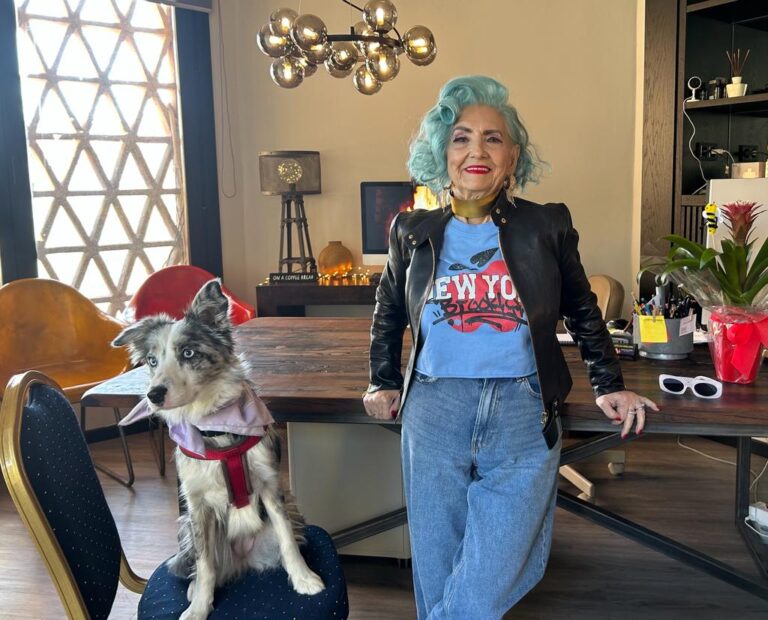 Influenciadora de 91 años visibiliza el párkinson en Instagram con su alegría y moda llamativa