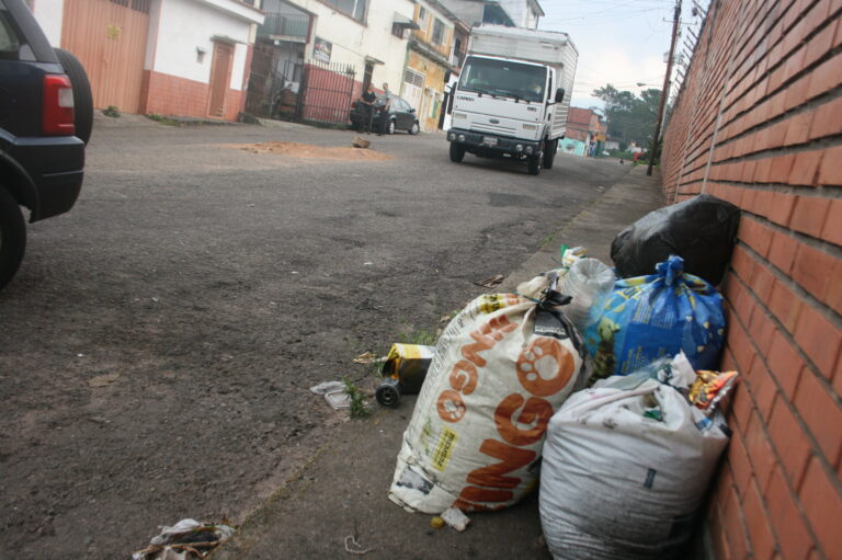 Festival de huecos, basuras y anarquía en la calle 6