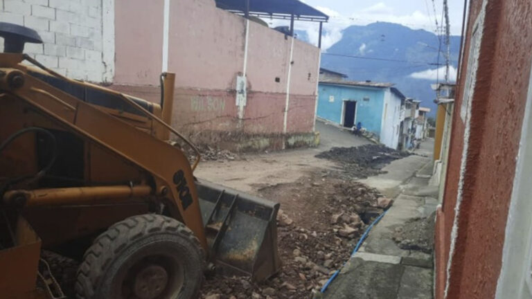 Desbordadas cloacas de calle 1 de Queniquea | Yo Reporto a La Nación