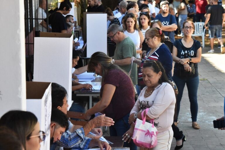 Oficialista Santiago Peña nuevo presidente de Paraguay