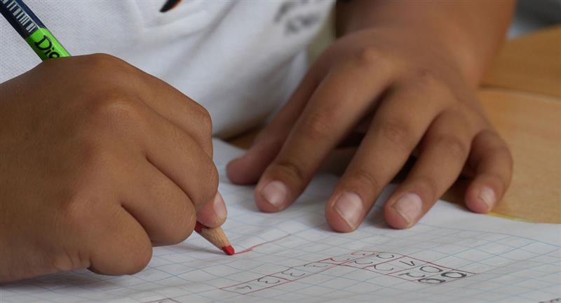 Madre venezolana retira a su hijo de colegio en Bogotá por acto de xenofobia