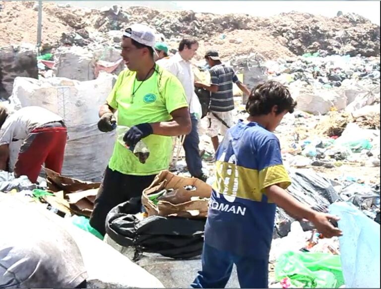 Niño en condición de pobreza extrema muere por comer alimentos que encontraba en la basura