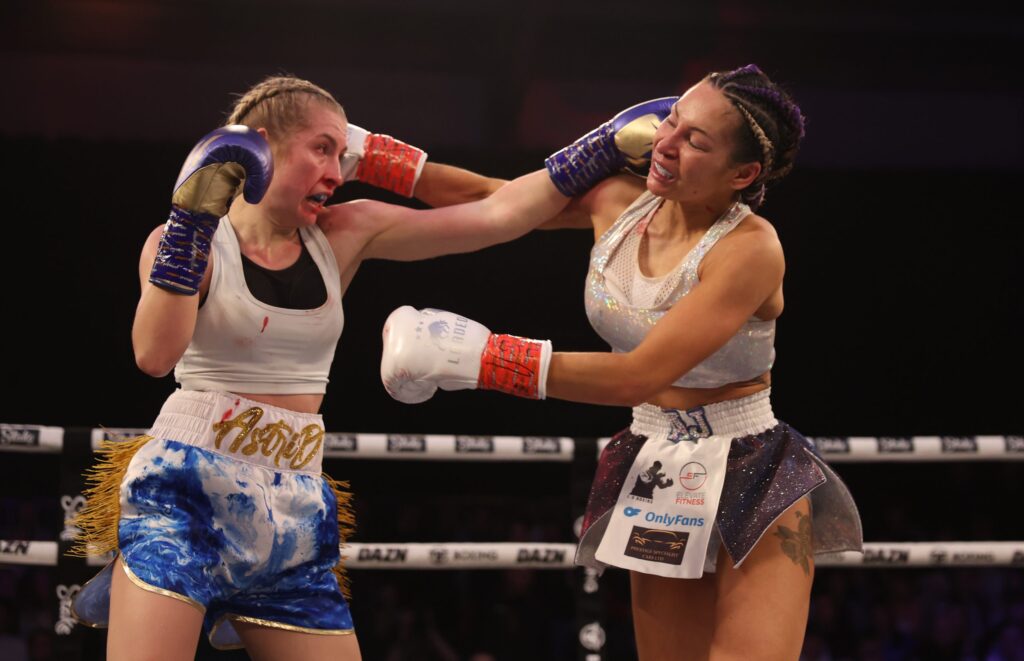 Dos modelos de OnlyFans terminan a golpes la conferencia de su combate de boxeo