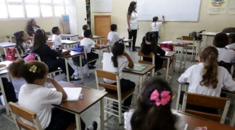 Asociación de colegios privados recomienda salario base de 200 dólares para los docentes el próximo año escolar