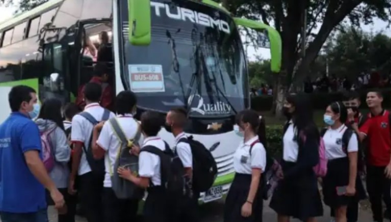 Transporte escolar vuelve a operar en la frontera para recoger estudiantes venezolanos que estudien en Colombia