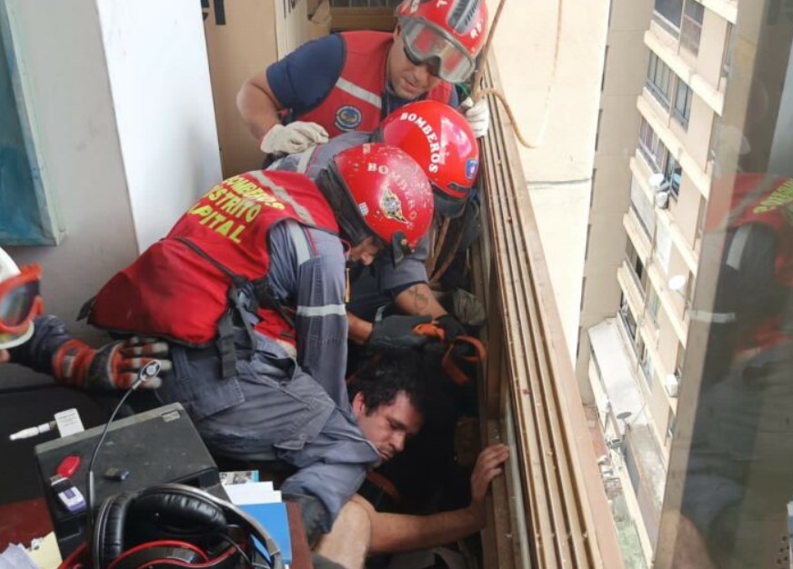 Bajo efectos de las drogas hombre que amenazó con lanzarse al vacío desde un décimo piso