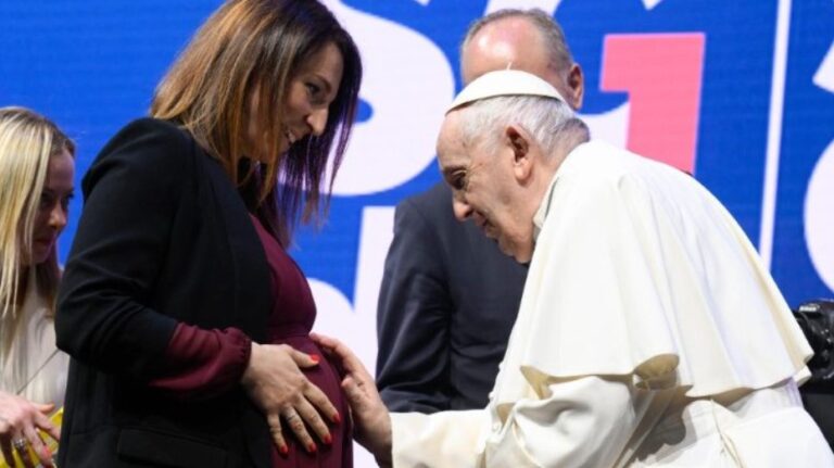 Papa Francisco lamenta que se perciba como una carga el hecho de traer hijos al mundo