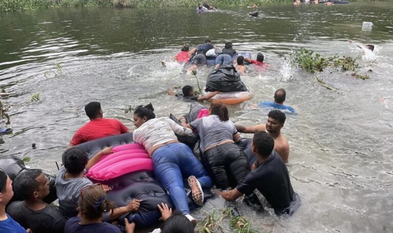 Gobierno de Texas amenaza con iplementar radical medida para evitar el cruce irregular por el Río Bravo