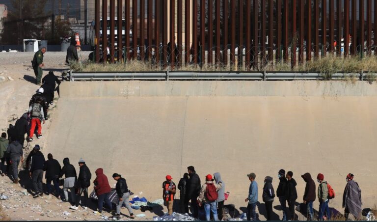 A días del fin del título 42 se cuentan por miles los ciudadanos extranjeros desterrados de EE.UU.