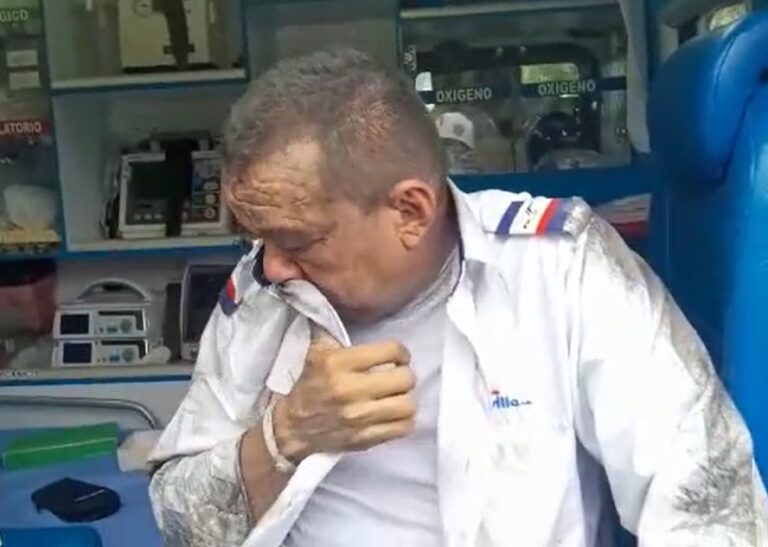 Momentos de pánico entre viajeros de autobús cuando un caucho estalló en la cara del chofer