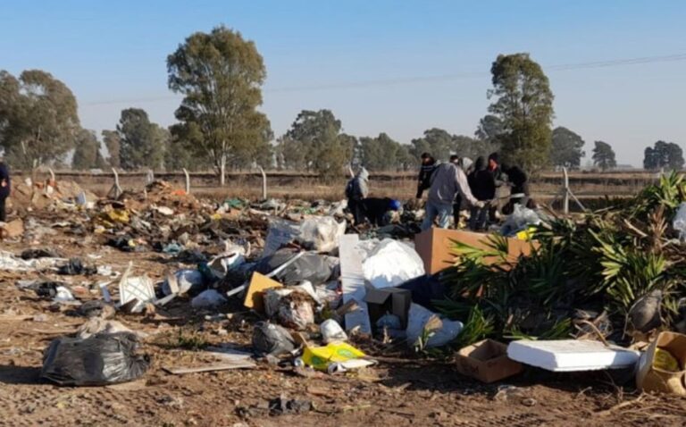 Mujer botó más de mil dólares a la basura por accidente