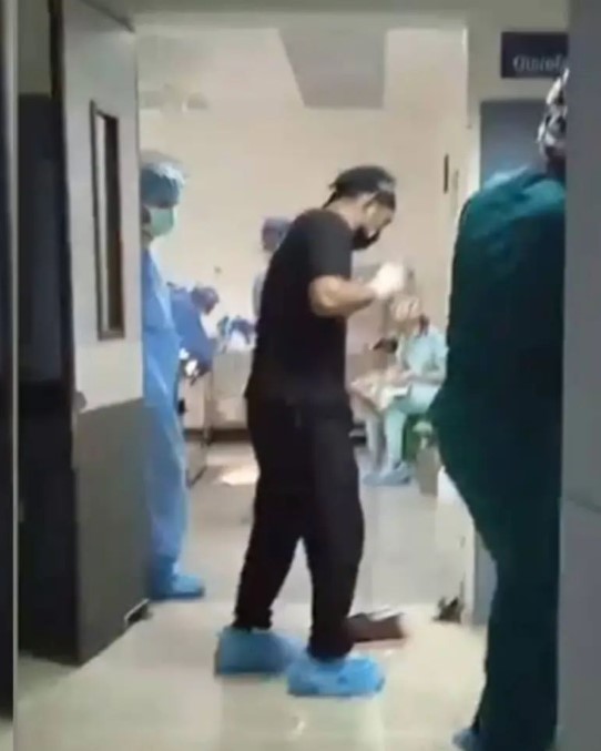 Denuncian en redes sociales que estudiantes de medicina son obligados a limpiar quirófanos en el Hospital Central de San Cristóbal