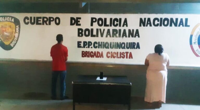 Detienen a pareja que estafaba con falsos pago de Zelle