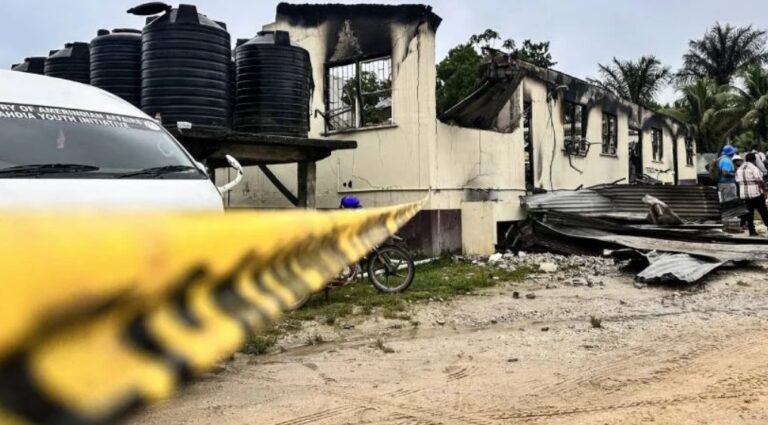 Investigan causa de incendio que acabó con las vida de 20 niños en Guyana