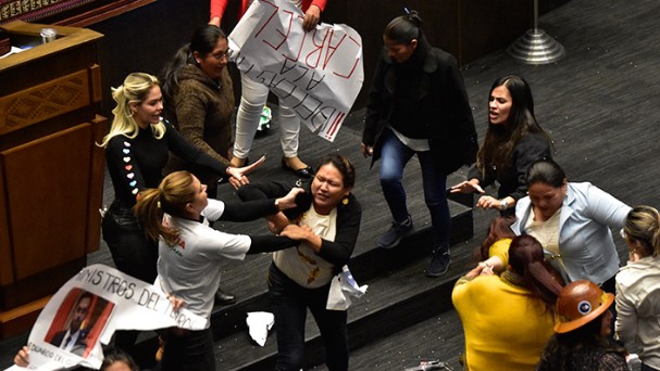 Diputadas se fueron a las manos en medio de un debate público en el parlamento boliviano