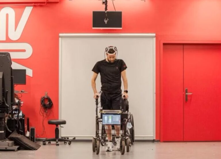 Inteligencia artificial procura milagro a hombre tetrapléjico que volvió a caminar tras 12 años