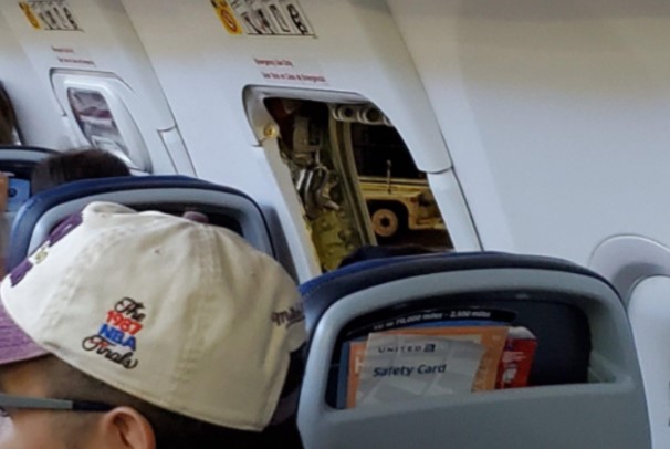 Hombre se sintió sofocado y por eso decidió abrir puerta de emergencia de un avión