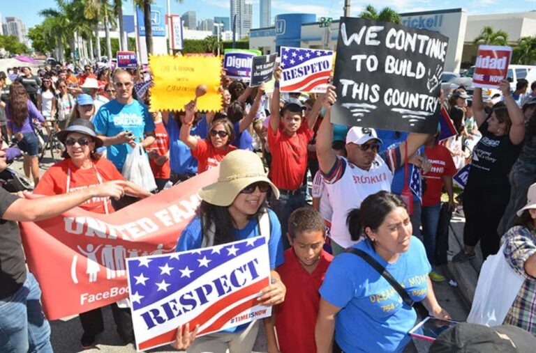 “Sin nosotros no hay Florida”, la consigna de los migrantes en marcha contra DeSantis en Miami