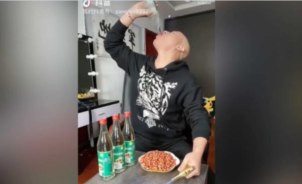 'Influencer' chino murió tras beber siete botellas de vodka en un reto viral