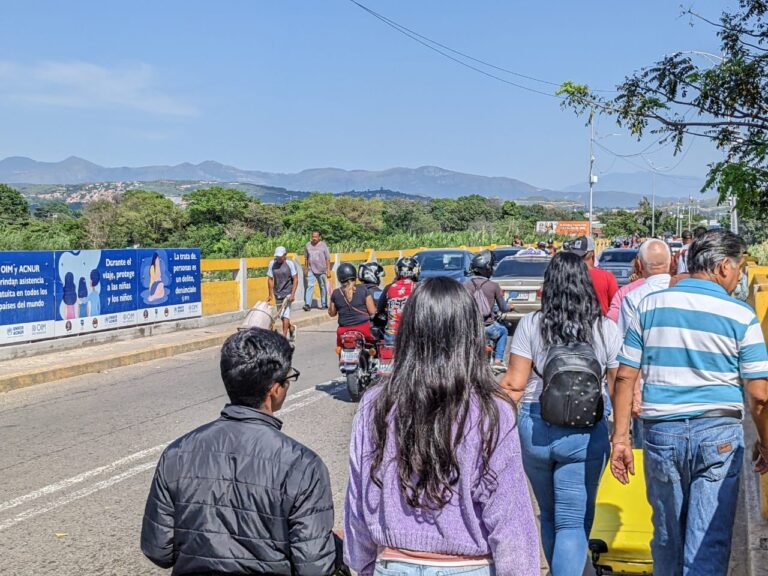 Aceras del puente se hacen pequeñas: urge la reactivación del transporte público binacional