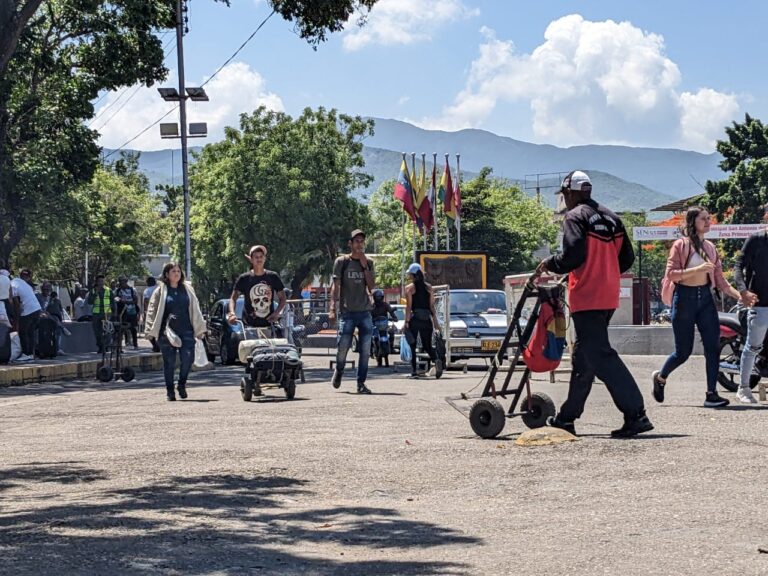 Más de 13 mil transeúntes cruzan a diario a Colombia por el puente Simón Bolívar