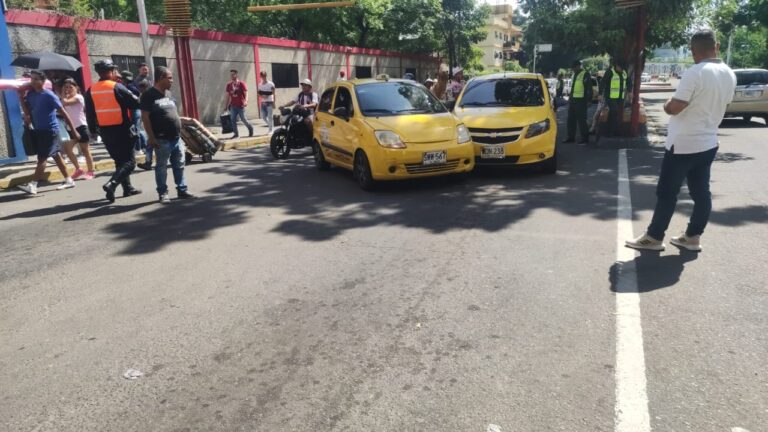 Choque entre dos taxis colombianos en plena aduana de San Antonio
