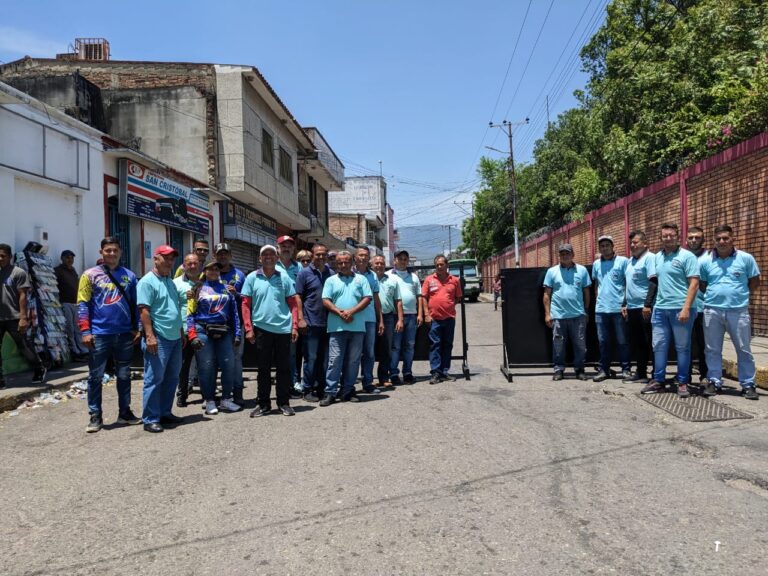 Mototaxistas, taxistas y comerciantes rechazan instalación de vallas en la calle 3