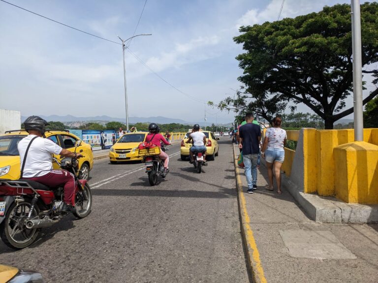 Así luce el puente Simón Bolívar este domingo