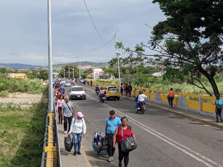Gran movimiento registra el puente Simón Bolívar este martes