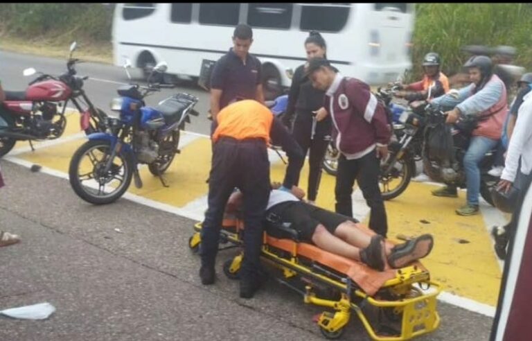 Dos lesionados dejó colisión de motos en la Troncal Cinco