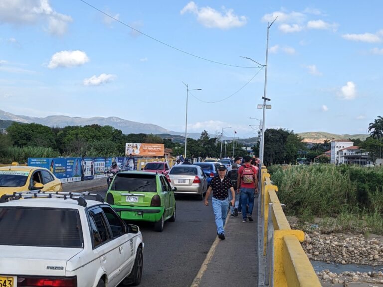 Así luce el puente internacional Simón Bolívar este sábado 13M